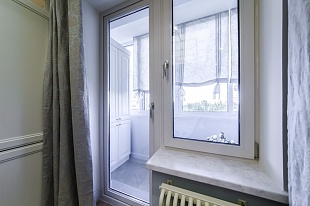 Одностворчатая балконная дверь с фрамугой 800*2600 мм